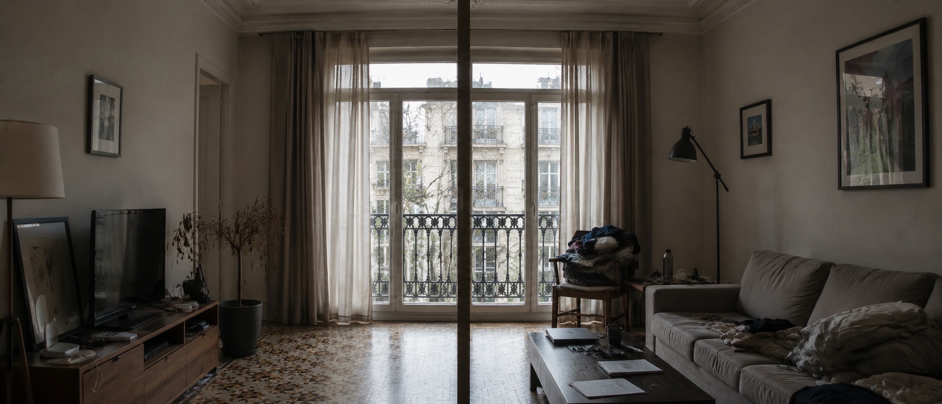 Salón con objetos personales acumulados y luz apagada, antes de preparar el piso para la venta